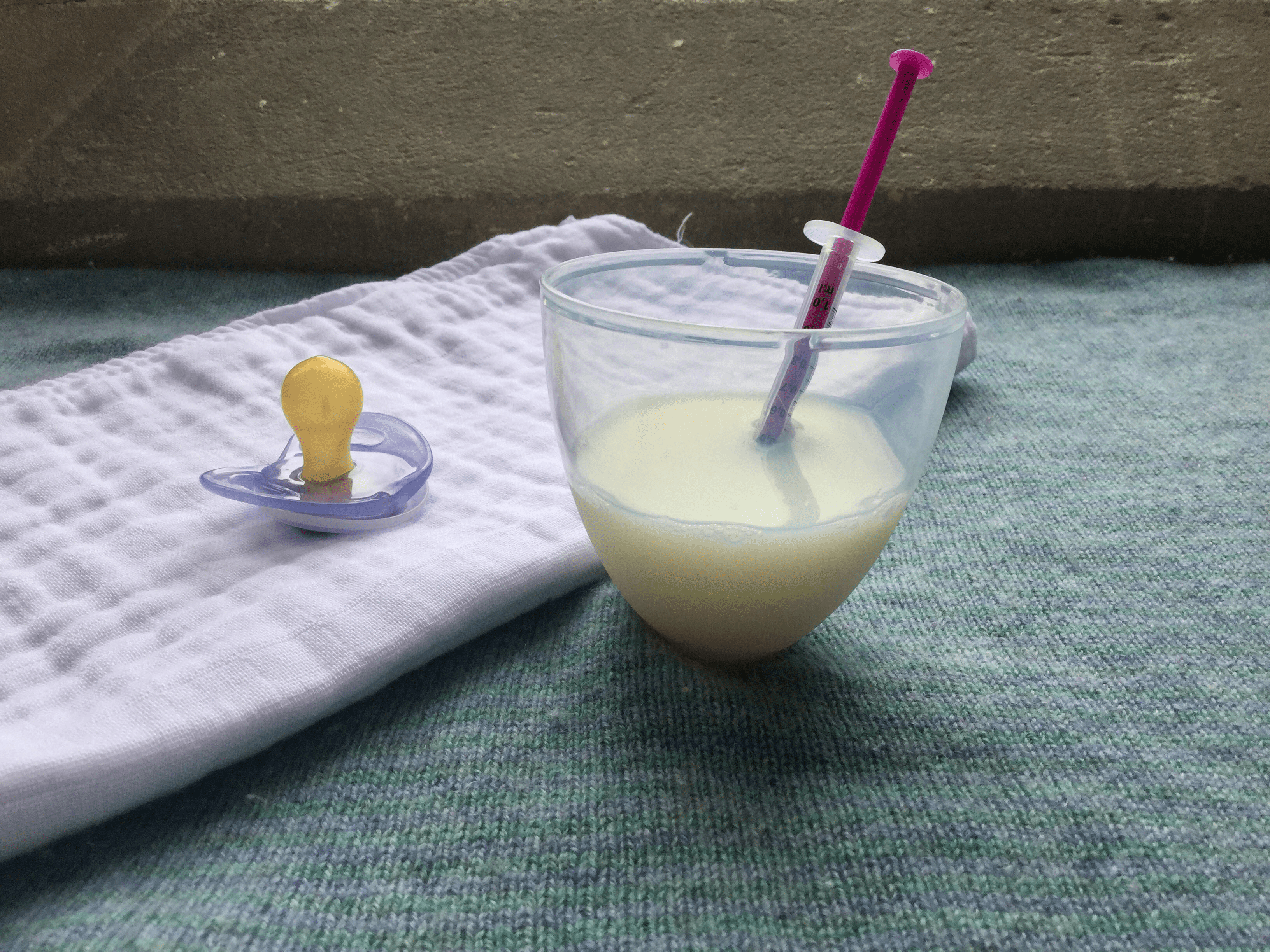 'Motivation Kit' For Temporary Supplementation Muslin square, milk, syringe and pacifier